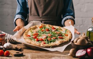 На готовую пиццу можно добавить моцареллу или пармезан, свежий базилик, душистое масло и мясную начинку