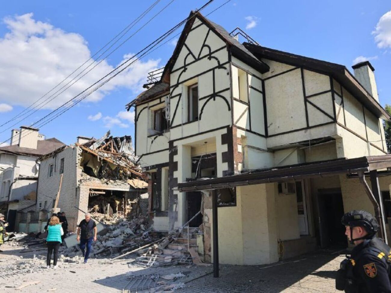 На участке значительно разрушены два дома, контужен охранник