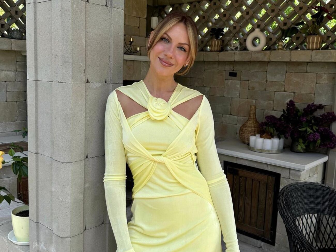 Никитюк снялась во дворе дома