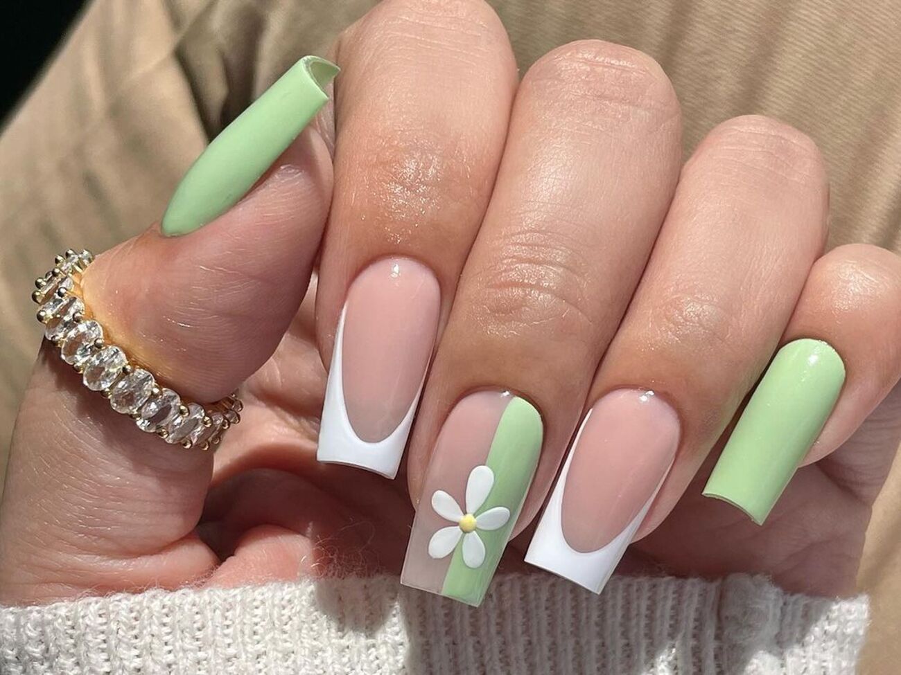 Мастер использовала три оттенка лака в маникюре