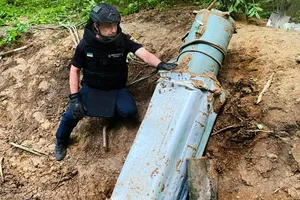 Сапери вивезли з Голосіївського лісу уламки ракети Х-69 і її бойову частину, яка не розірвалася