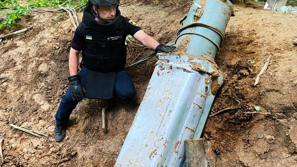 Сапери вивезли з Голосіївського лісу уламки ракети Х-69 і її бойову частину, яка не розірвалася