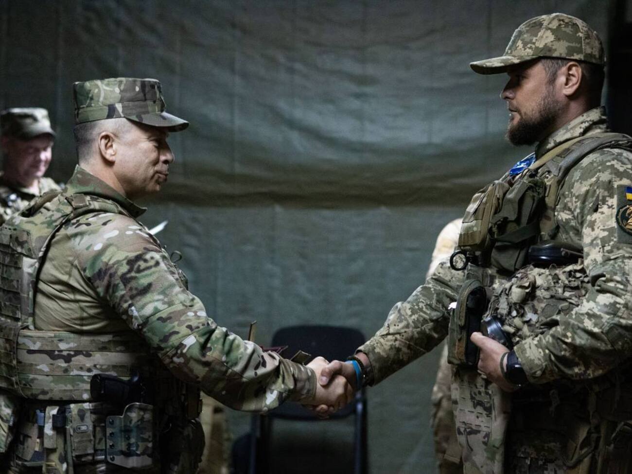 Сирський (ліворуч) два дні працював з командирами підрозділів на гарячих напрямках фронту