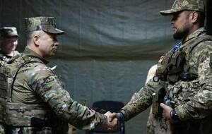 Сырский (слева) два дня работал с командирами подразделений на горячих направлениях фронта