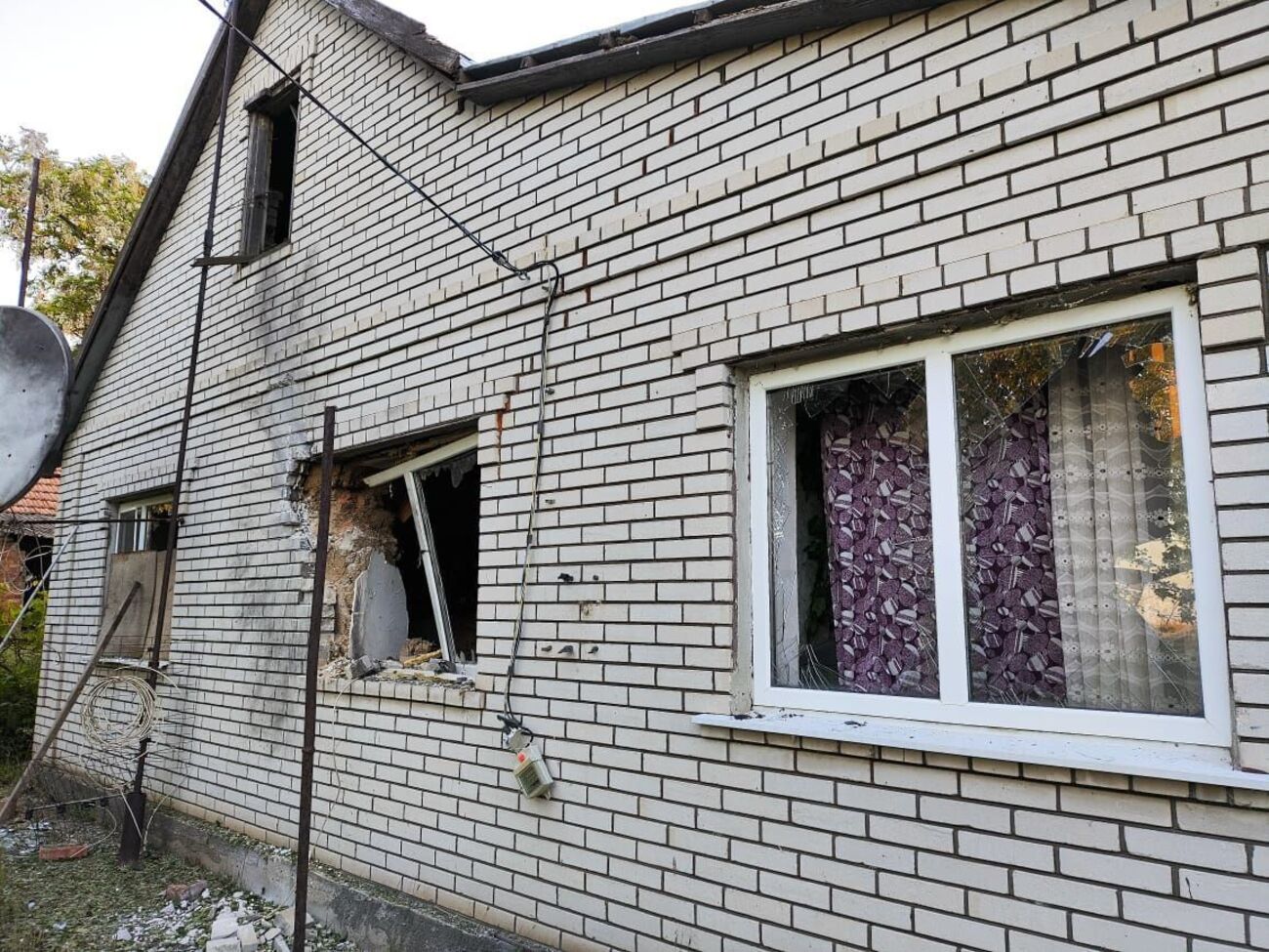 В результате повреждены три частных дома