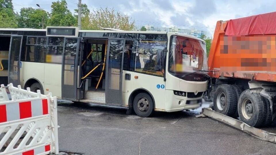 В ДТП пострадали водитель автобуса и шестеро пассажиров