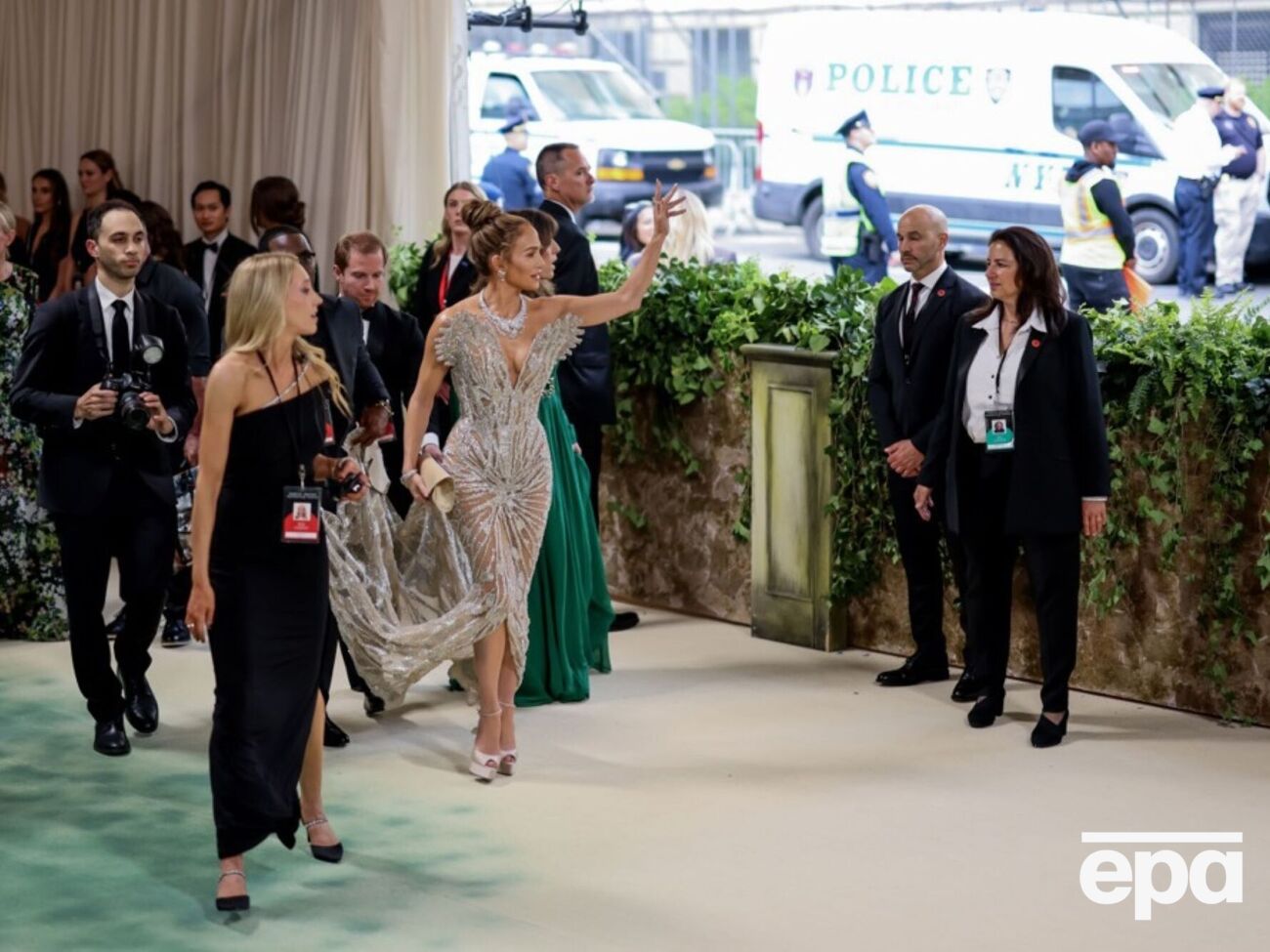 Лопес дополнила образ шелковистыми туфлями на высоком каблуке цвета шампанского, массивным бриллиантовым колье в форме птицы, бриллиантовыми браслетами и серьгами-подвесками