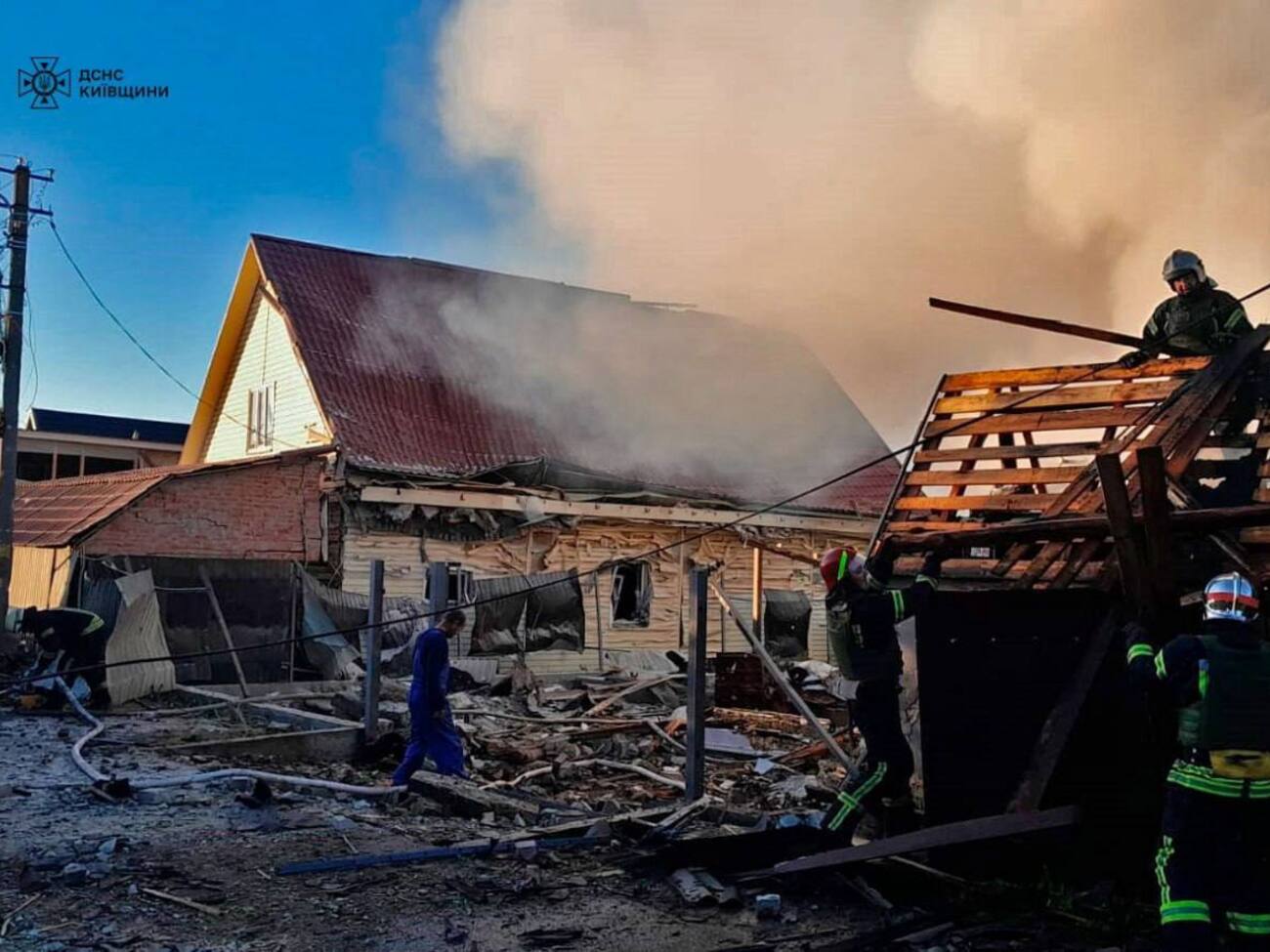 Над ликвидацией последствий обстрелов работают 350 спасателей