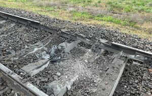 В результате российских обстрелов в Херсоне снова повреждены железнодорожные пути и здание вокзала