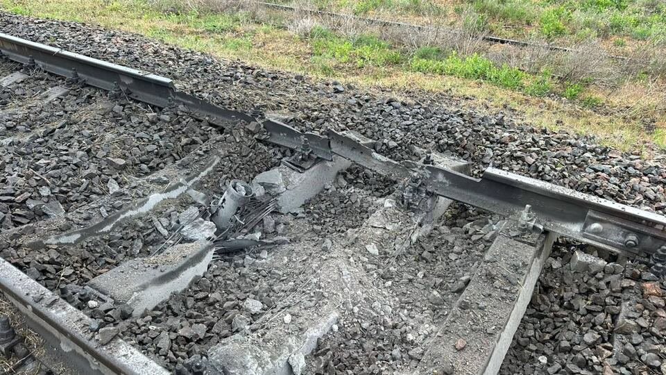 Унаслідок російського обстрілу в Херсоні знову пошкоджені залізничні колії й будівля вокзалу