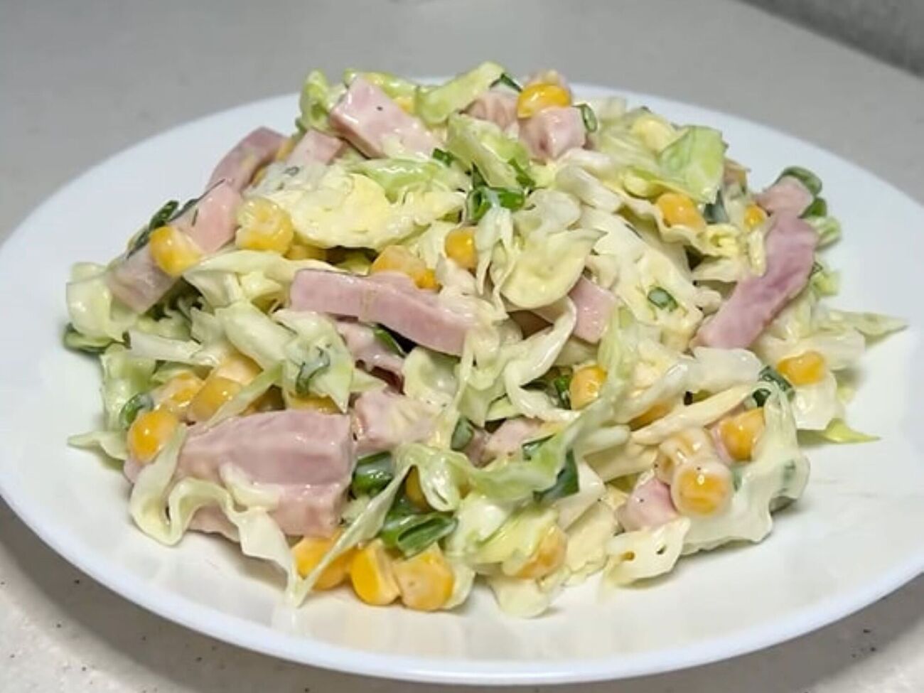 В салат необходимо также добавить консервированную кукурузу