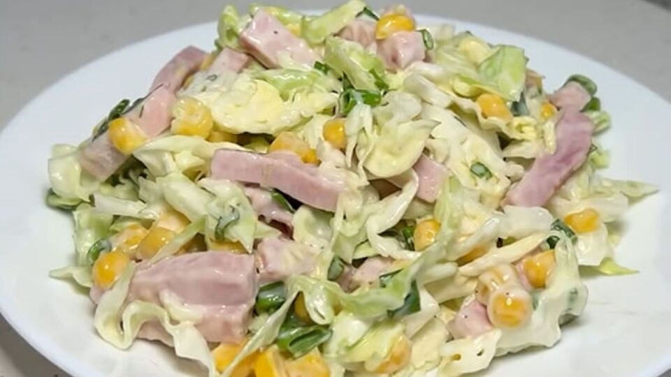 В салат необходимо также добавить консервированную кукурузу
