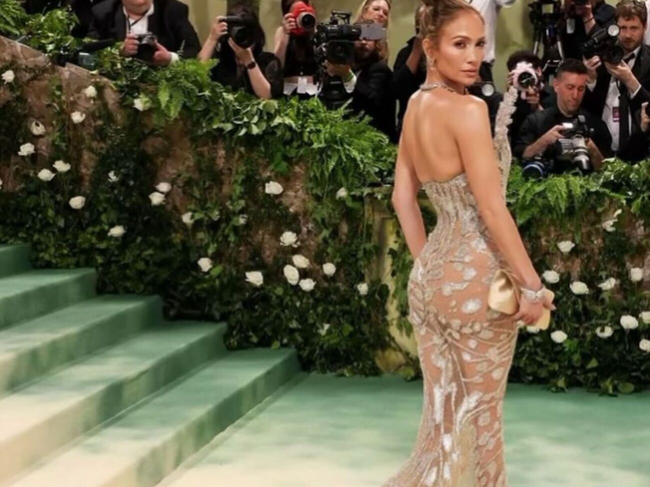 Лопес обрала для заходу прозору сукню від Schiaparelli, усипану кристалами й бісером