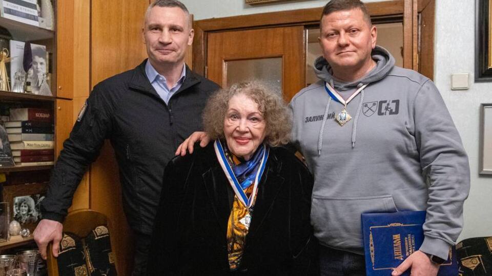 Виталий Кличко: Был очень рад вручить награды Лине Костенко и Валерию Залужному дома у Лины Васильевны