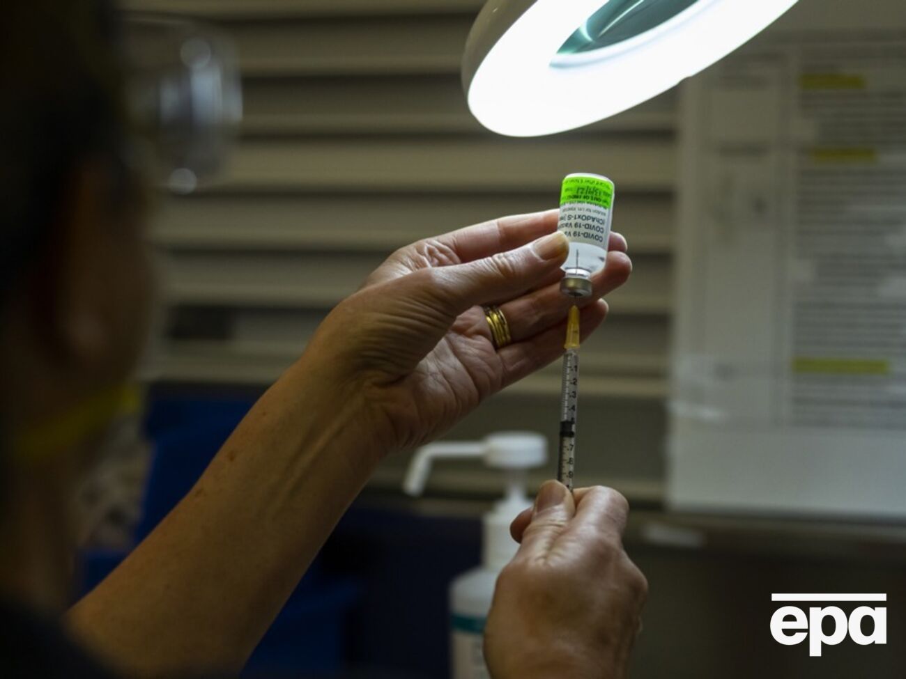 Евросоюз уже запретил использовать вакцину Vaxzevria, пишут СМИ