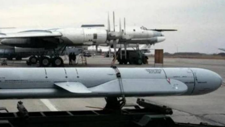 Россия, вероятно, уменьшила дальность полета модифицированной Х-101 вдвое, зато увеличила массу взрывчатого вещества, отмечают в британской разведке