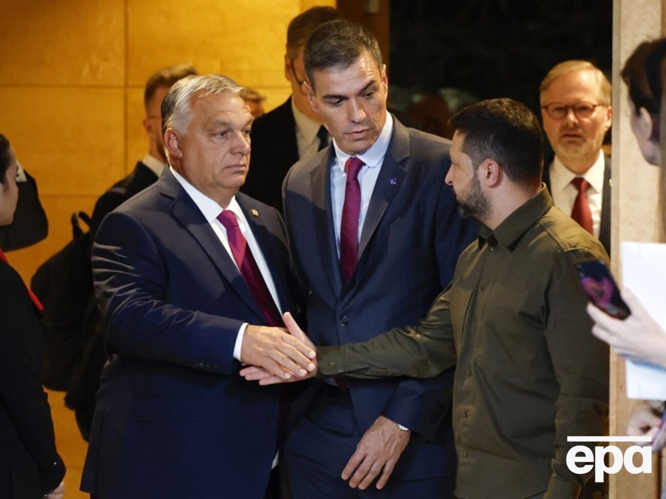 Зеленский (справа) подчеркнул в ходе беседы с Орбаном заинтересованность Украины в добрососедских отношениях с Венгрией