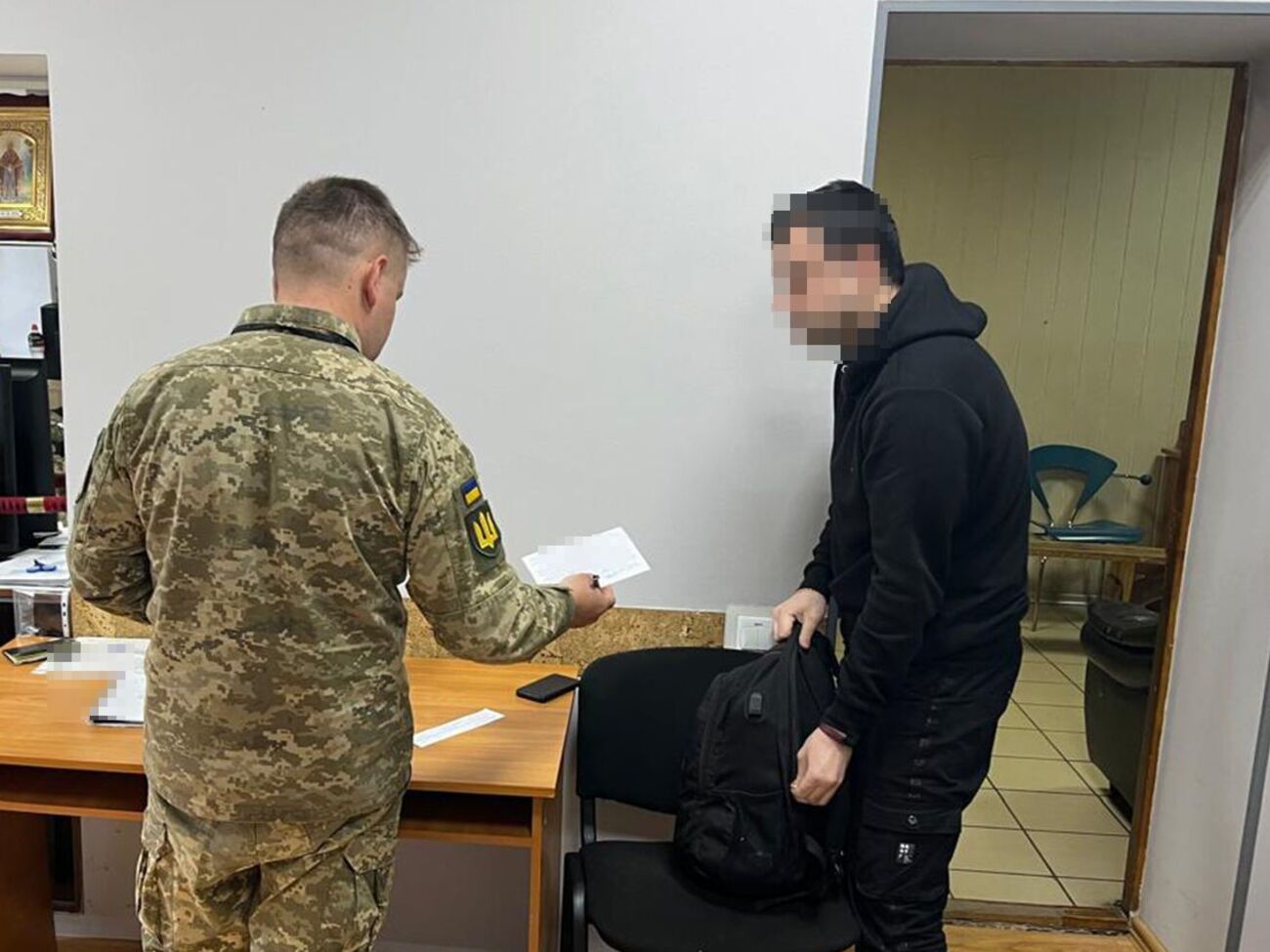 Правоохранители составили на гражданина админпротокол, а представитель военкомата вручил военнообязанному повестку, отметили в погранслужбе