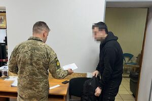 Правоохранители составили на гражданина админпротокол, а представитель военкомата вручил военнообязанному повестку, отметили в погранслужбе