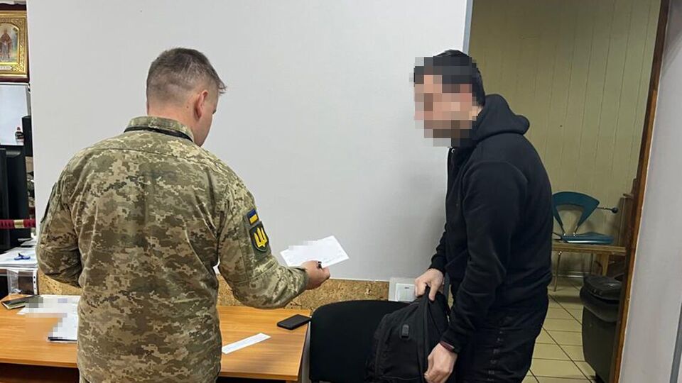 Правоохоронці склали на громадянина адмінпротокол, а представник військкомату вручив військовозобов'язаному повістку, зазначили у прикордонній службі
