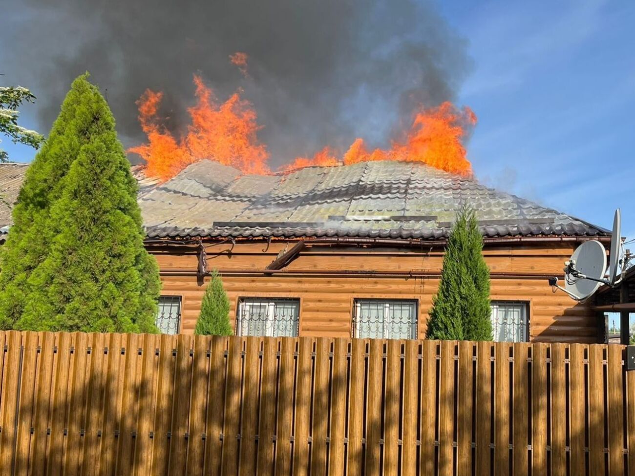 Унаслідок обстрілу загорівся приватний будинок