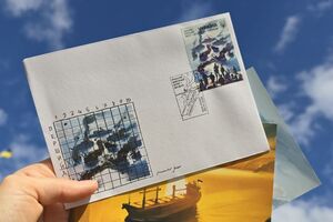На марке изобразили уничтоженные российские корабли и "пока неповрежденный"