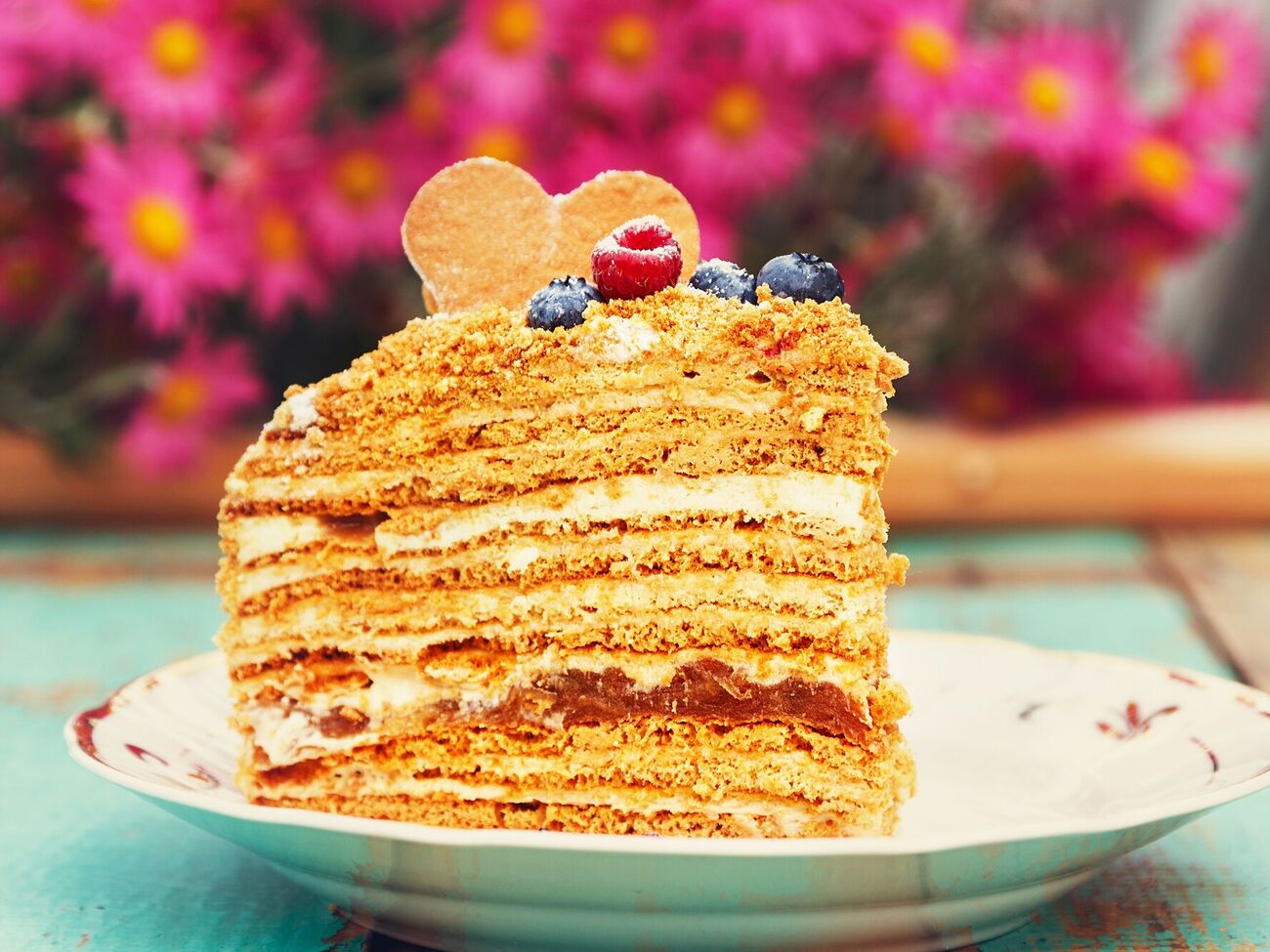 Торт можно украсить фруктами