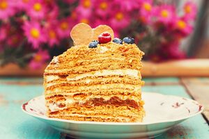 Торт можно украсить фруктами