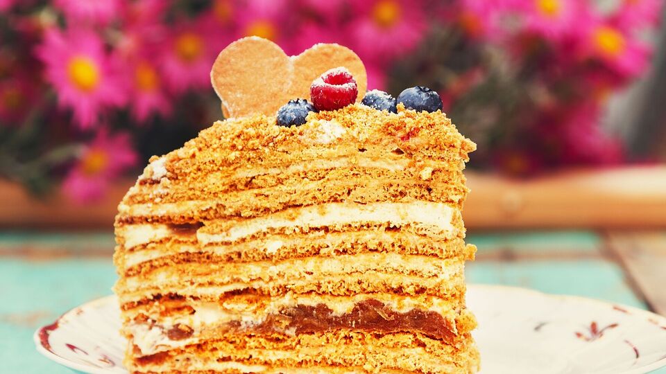 Торт можно украсить фруктами