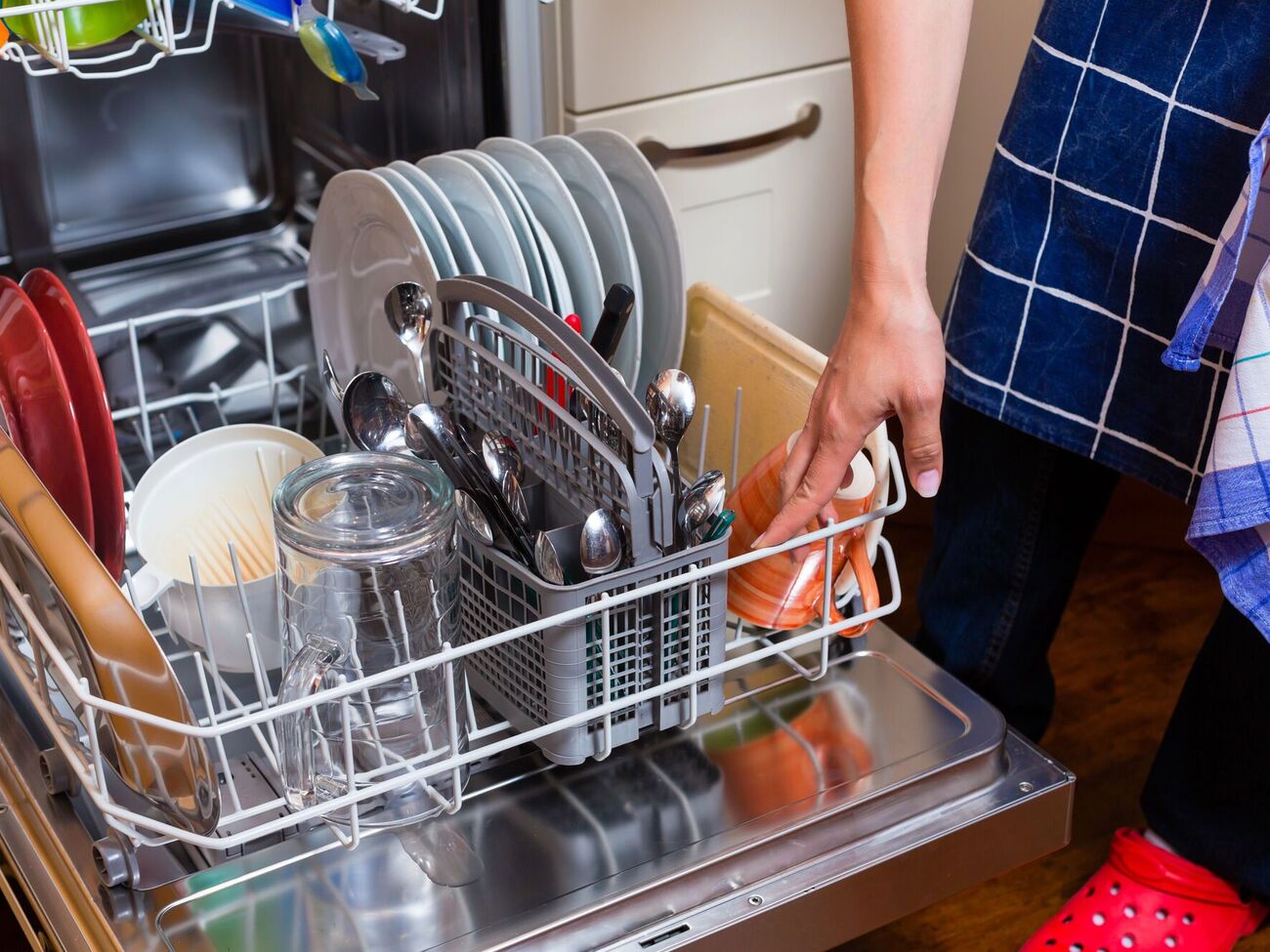 Нужно правильно укладывать посуду в машине