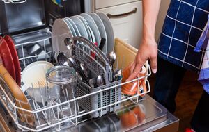 Нужно правильно укладывать посуду в машине