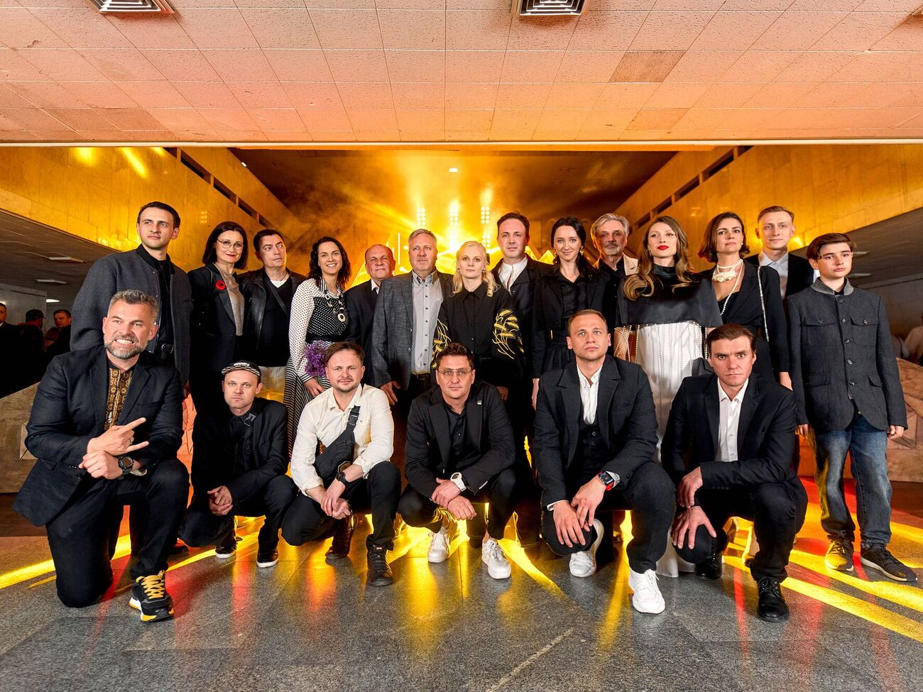 В фильме рассказывается история украинских писателей времен "Расстрелянного возрождения", которых собрали под крышей одного дома, чтобы заставить работать на благо советской системы