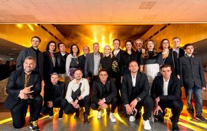 В фильме рассказывается история украинских писателей времен "Расстрелянного возрождения", которых собрали под крышей одного дома, чтобы заставить работать на благо советской системы