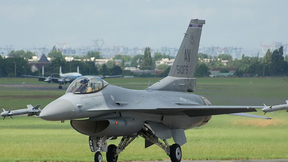 F-16 можно прятать в ЖБУ, считает Рустамзаде