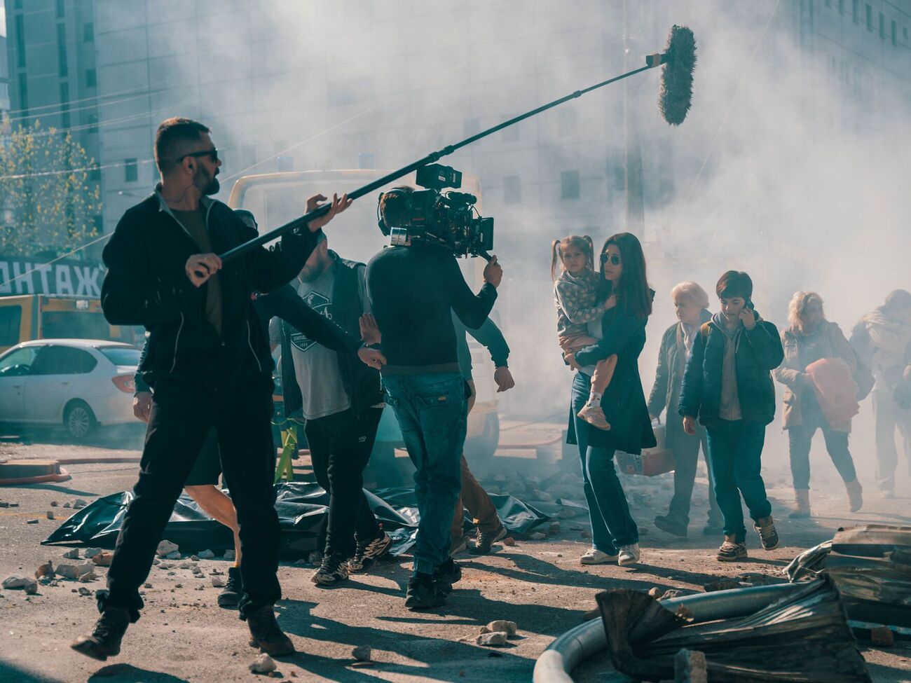 В новелле показана жизнь украинской женщины, которая воспитывает двух детей