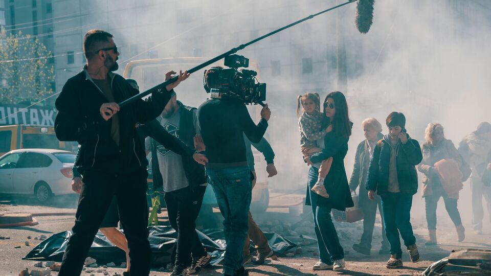 У новелі показано життя української жінки, яка виховує двох дітей