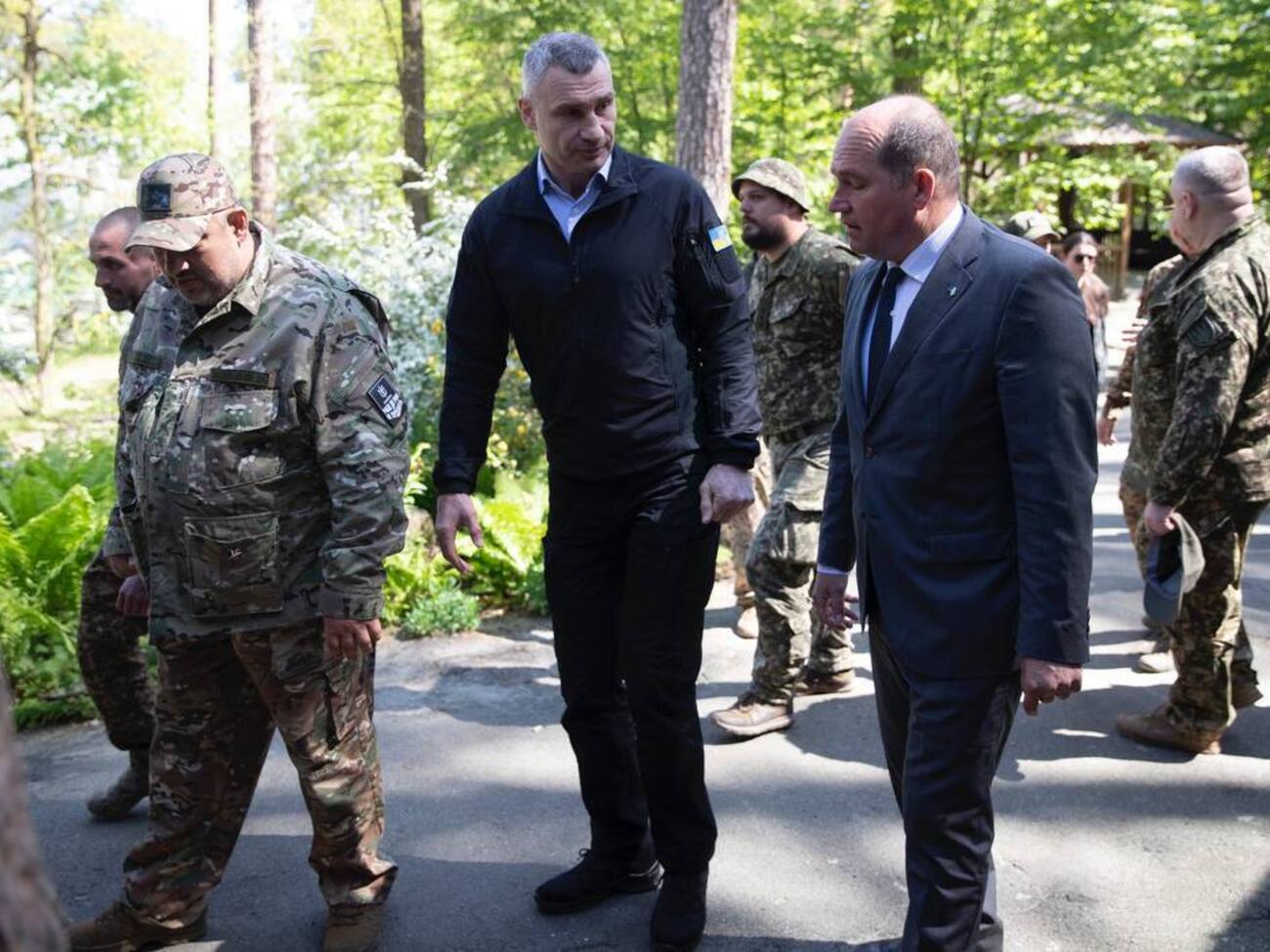 Віталій Кличко: Приїхали з Філіпом не з пустими руками. Мер Брюсселя передав бійцям систему РЕБ і Starlink. А я в якості благодійної допомоги – ще 50 FPV-дронів