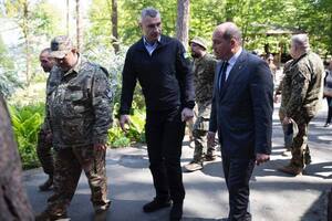 Віталій Кличко: Приїхали з Філіпом не з пустими руками. Мер Брюсселя передав бійцям систему РЕБ і Starlink. А я в якості благодійної допомоги – ще 50 FPV-дронів