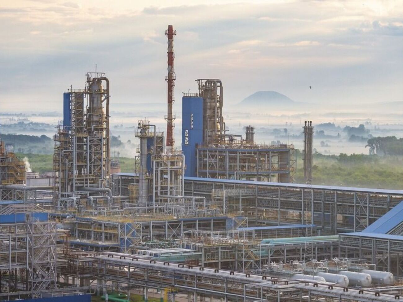 Беспилотник попал в установку на территории нефтехимического комплекса