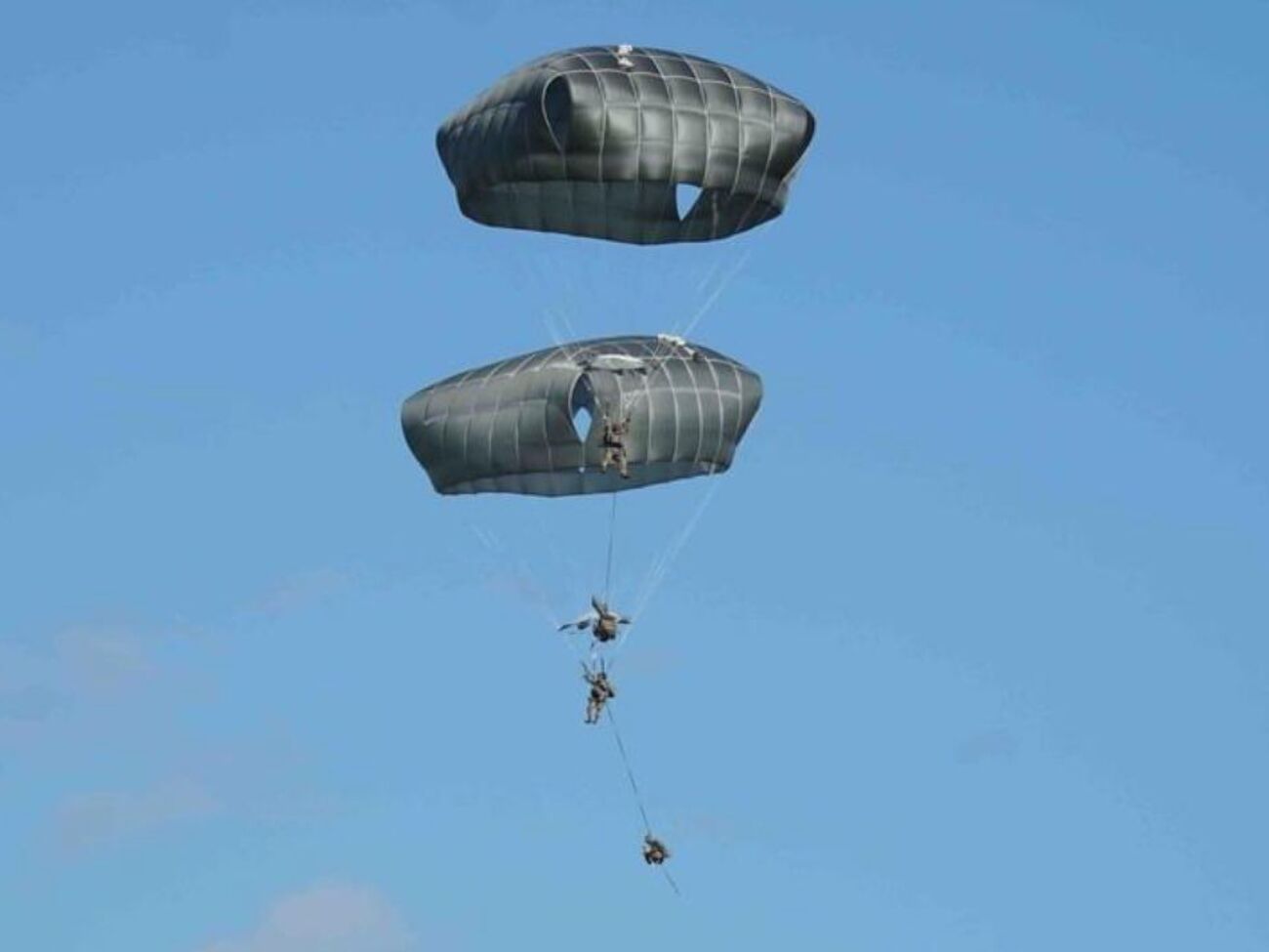 Із парашутами стрибнуло одразу 800 військових