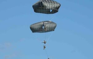 Із парашутами стрибнуло одразу 800 військових