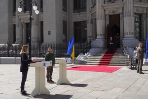 Через повітряну тривогу пресконференцію Зеленського й Метсоли, яка відбувалася біля будівлі Офісу президента, завершили