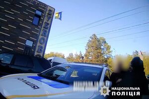 Затриманий перебуває в ізоляторі тимчасового тримання, йому загрожує до п'яти років позбавлення волі, зазначили в Нацполіції