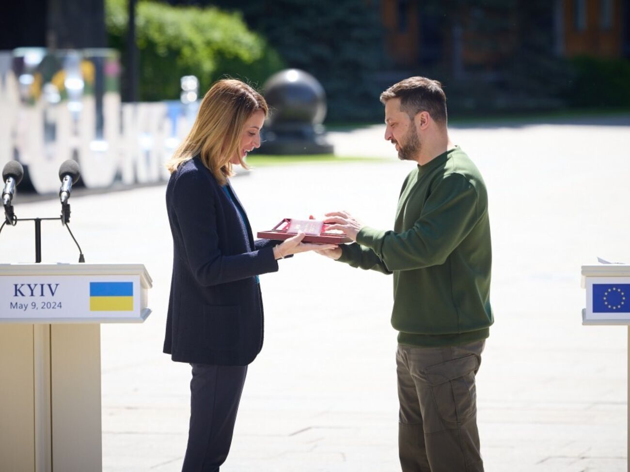 Зеленский вручил Метсоле орден "За заслуги" I степени
