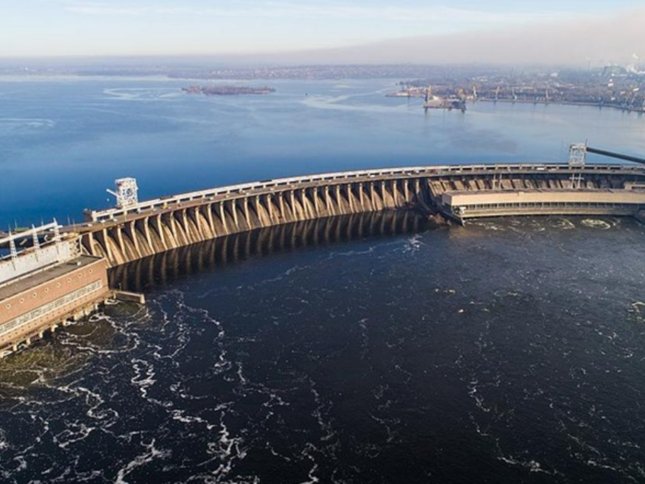 У Запоріжжі після нічних вибухів перекрили рух на ДніпроГЕС