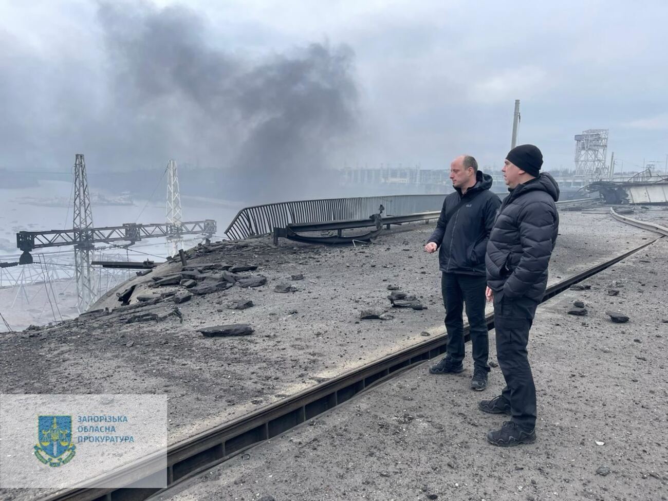 Федоров не рассказывает о повреждениях ДнепроГЭС, но отмечает, что она в критическом состоянии