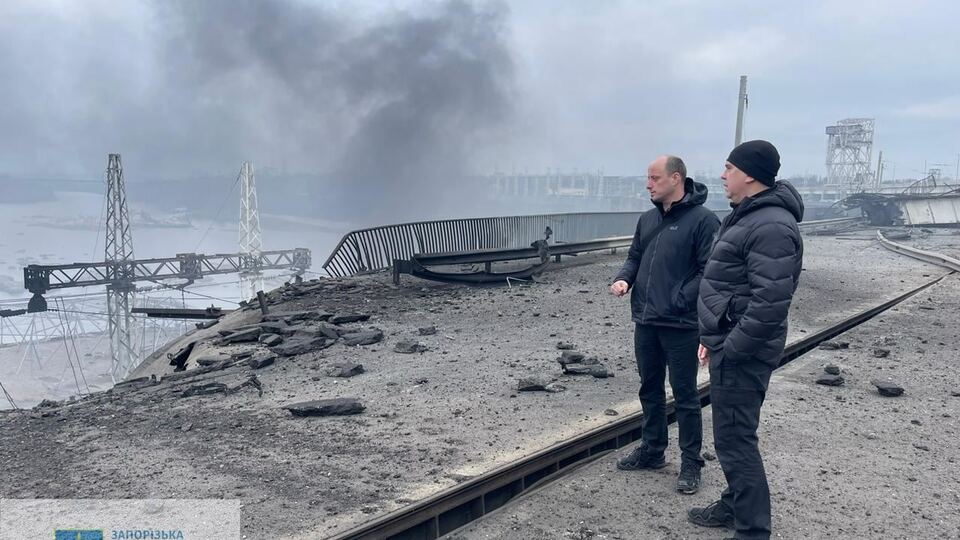 Федоров не рассказывает о повреждениях ДнепроГЭС, но отмечает, что она в критическом состоянии