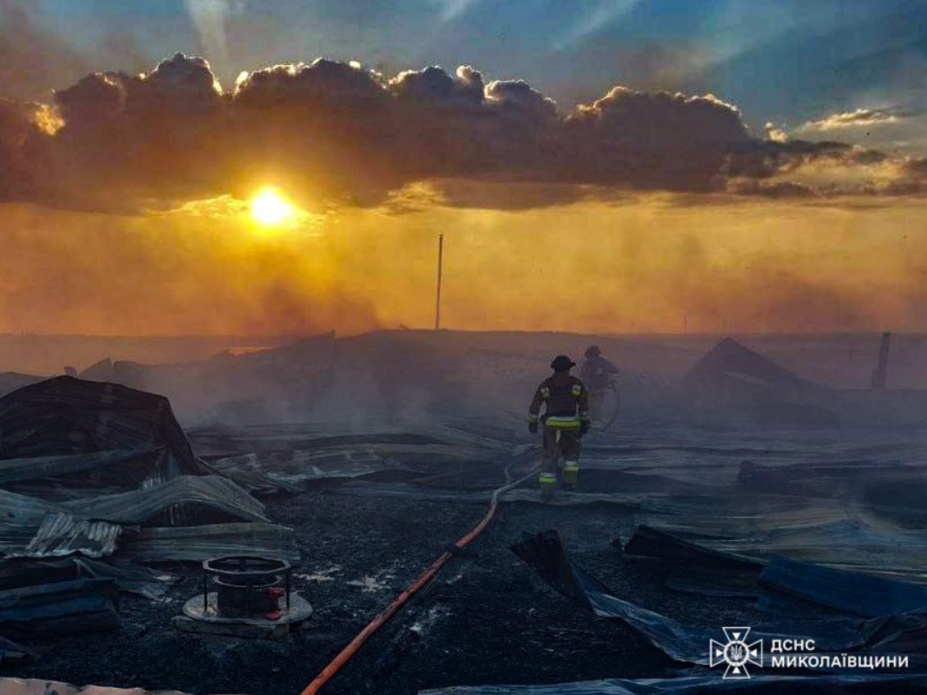 У кількох областях України ліквідовували наслідки російських прильотів, зокрема, у Миколаївській загасили пожежу після падіння уламків Shahed