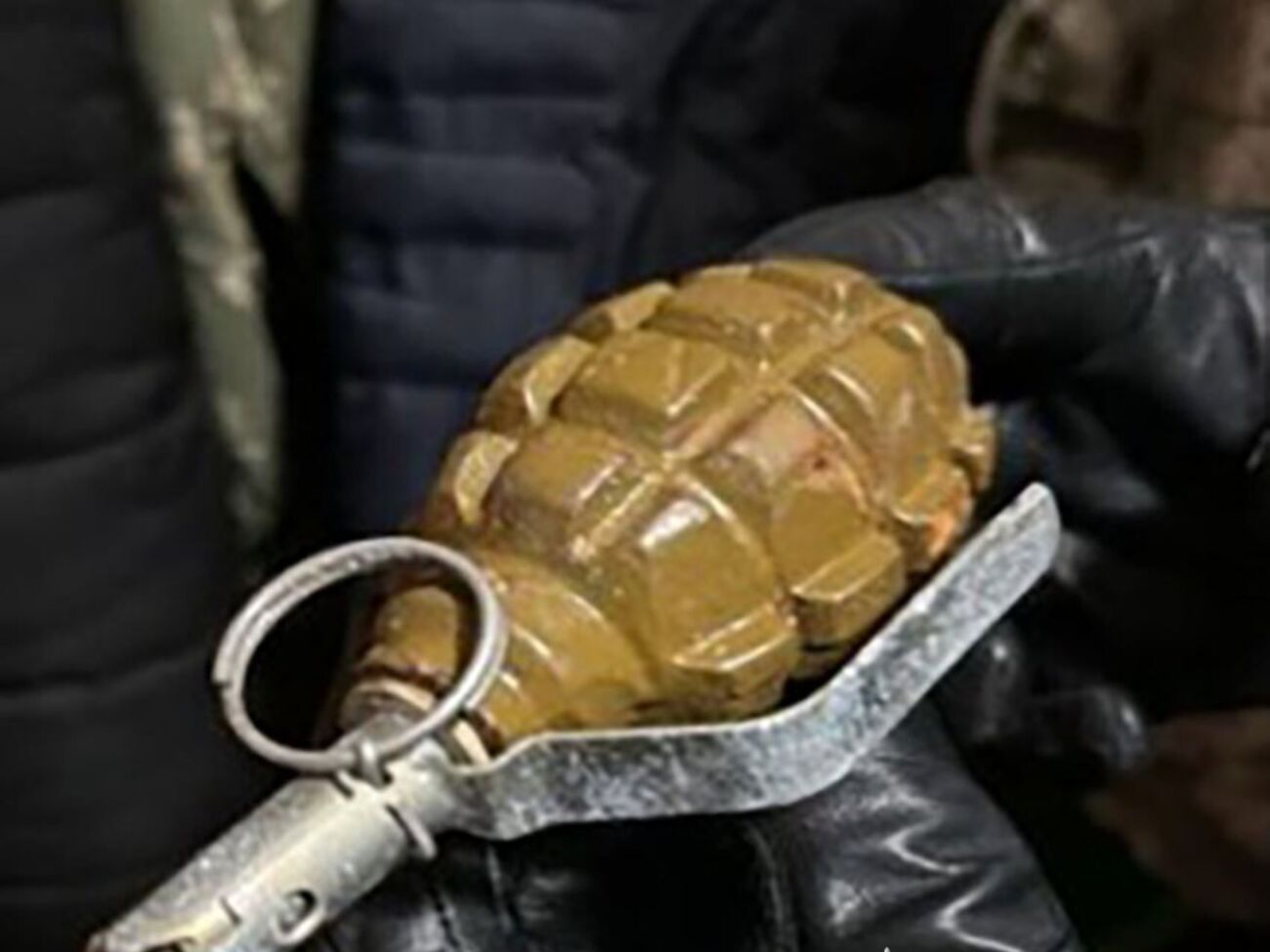 Боеприпас отскочил от стены и разорвался в траве