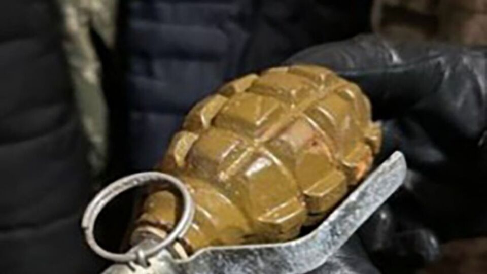 Боеприпас отскочил от стены и разорвался в траве